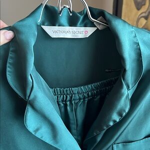 Victoria's Secret jade green Satin Pajama Set- in great condition 💕